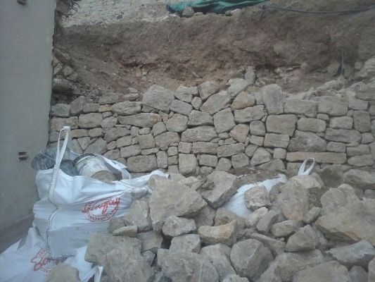 reconstruction d' un vieux mur en pierres au chateau féodal de la commune d' ollioules